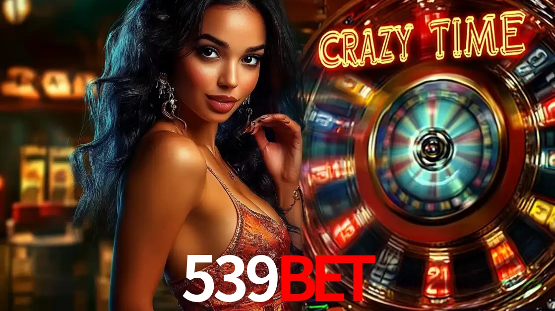 Mulher elegante ao lado da vibrante roda da fortuna do jogo de cassino ao vivo Crazy Time, um dos game shows mais populares e cheios de prêmios do 539bet.